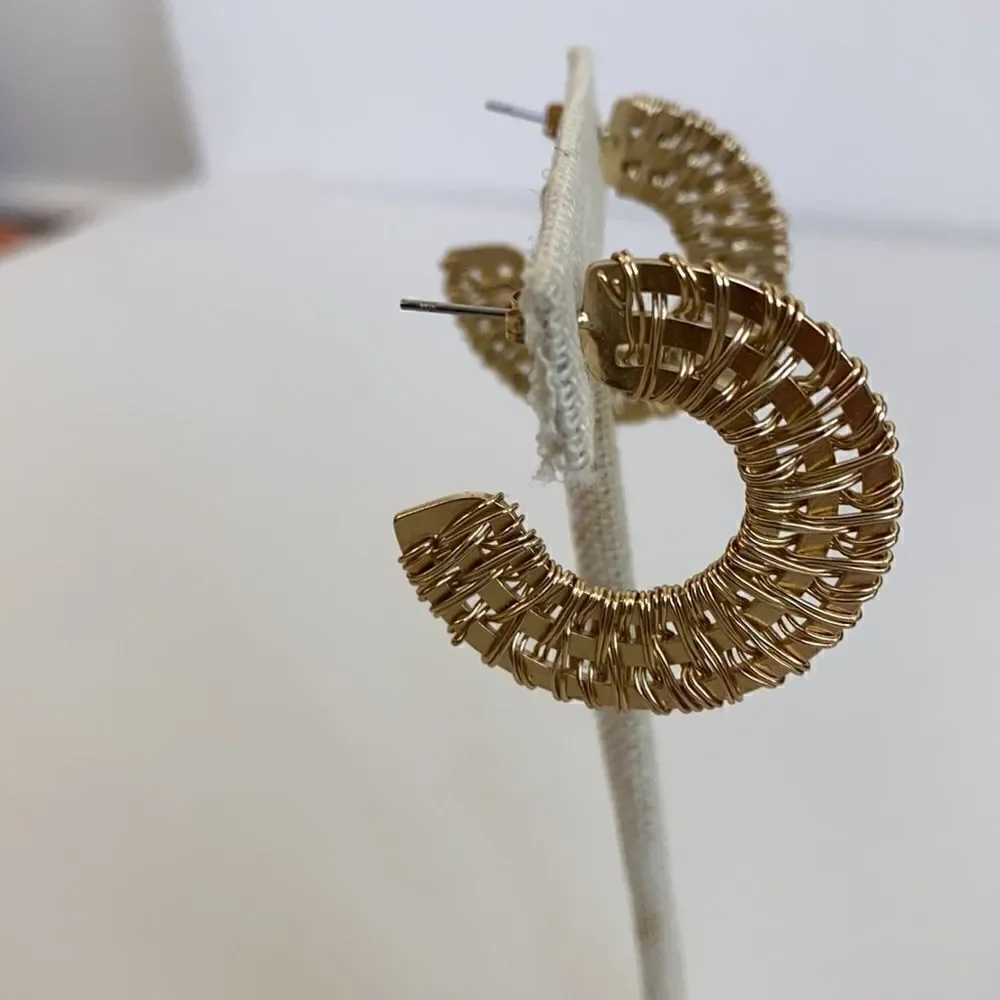 Really Pretty And Lightweight Gold Woven Hoops